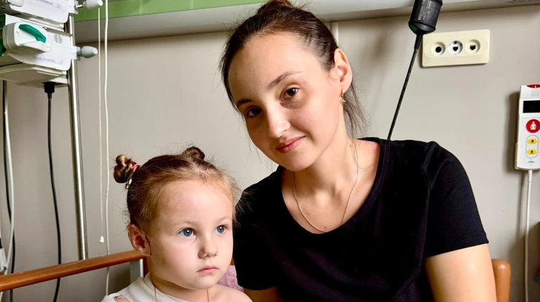 Вечеряли, і раптом – гучний вибух: історія порятунку 4-річної дівчинки із Сумщини, яка пережила удар дрона