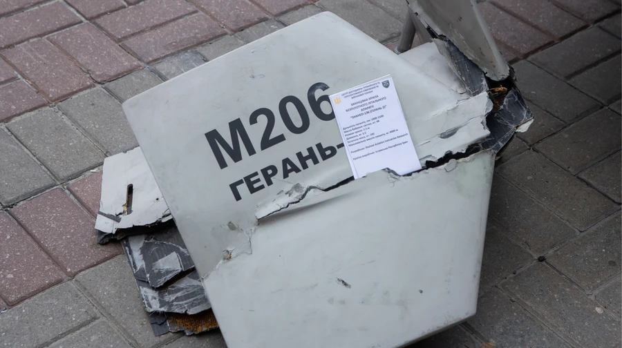 В Киеве обломки БпЛА упали на крышу нежилого здания и повредили ТЦ