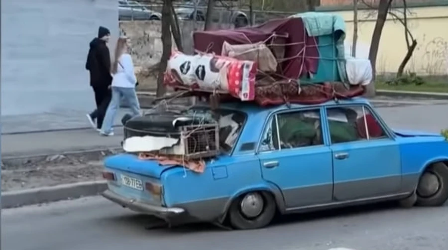 Twice fleeing war: story of 70-year-old displaced man evacuating in old car – video