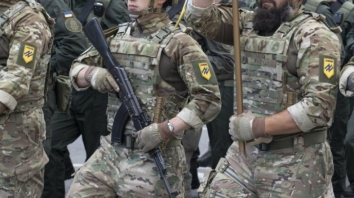 Yigit qizni chiroyli va mehr bilan yechitadi.