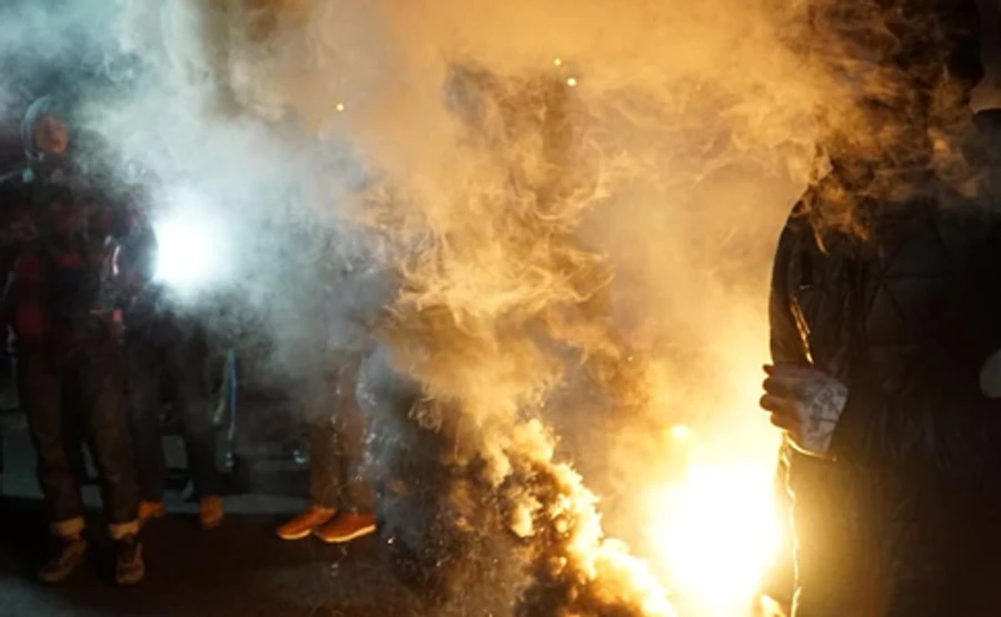 Нацкорпус закидав петардами будинок Медведчука