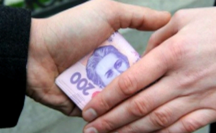 Поліцейський намагався накивати п'ятами з хабарем у 100 тисяч – прокуратура