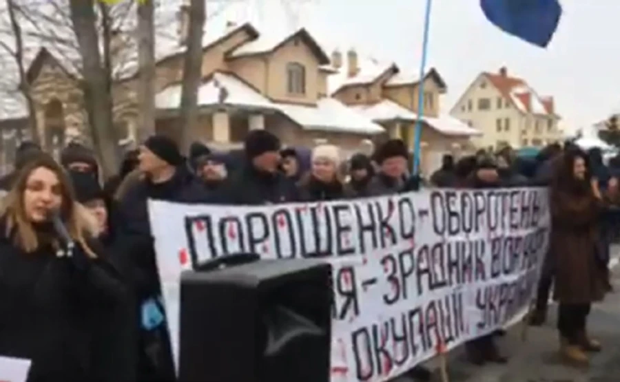 Автопробег приехал к дому Порошенко: Отставка! 