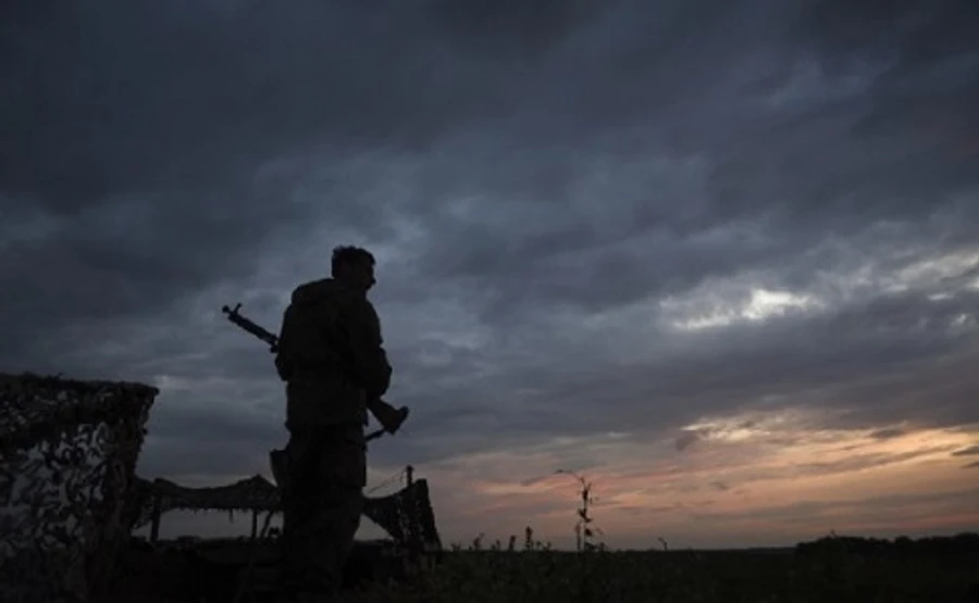 Полиция: Боевики обстреливают Марьинку, горит дом