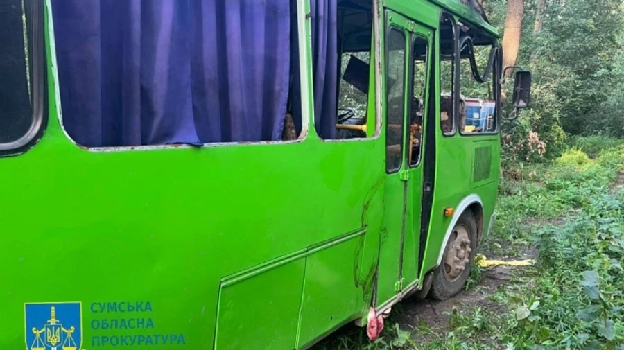 Россияне прямым ударом попали в автобус с мирными жителями в Сумской области: трое погибших, 20 пострадавших