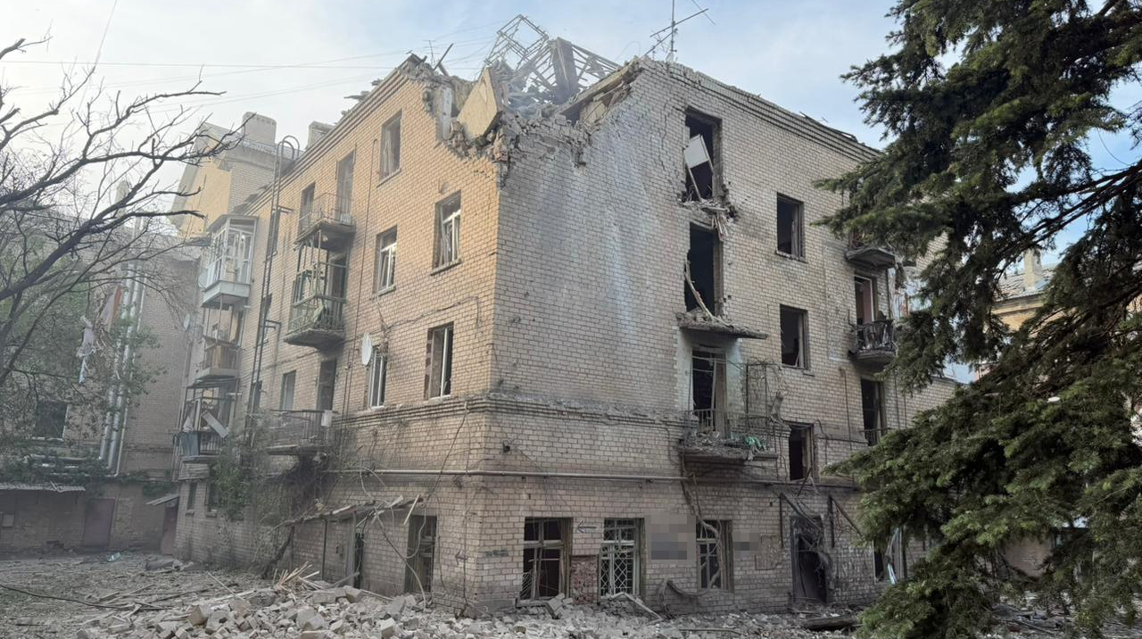 Росіяни скинули авіабомбу на багатоповерхівку в Дружківці: загинула жінка, 5 поранених