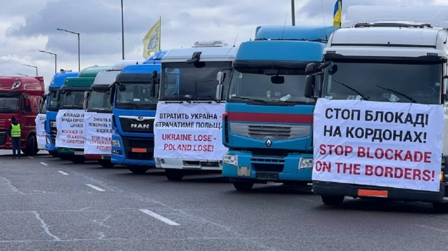 Украинские перевозчики начали блокировать польские грузовики