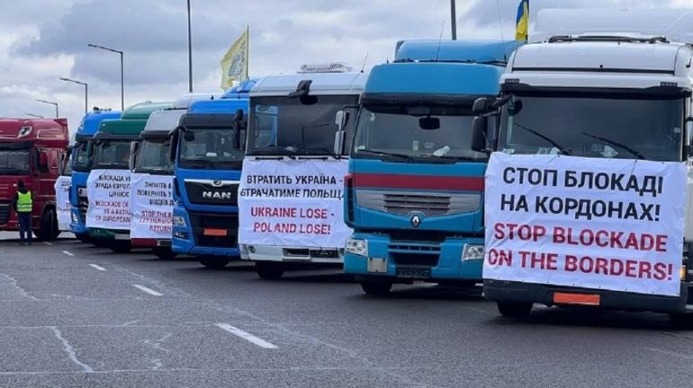 Ukrainian hauliers start blocking Polish lorries – photo, video