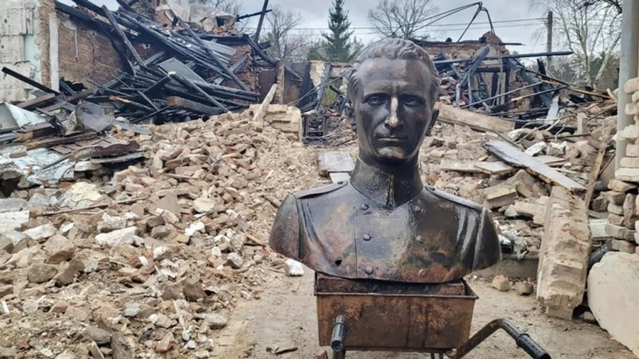 Surviving bust of Ukrainian historical figure removed out of rubble of Russian-hit museum in Lviv – video