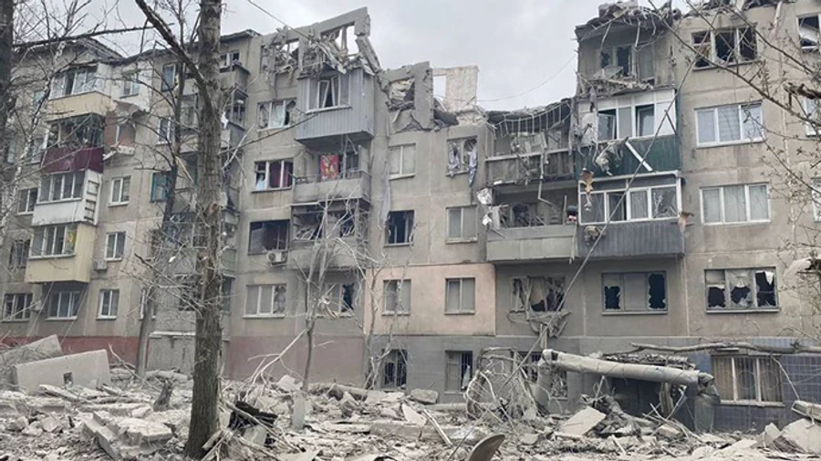 Russians strike five-storey buildings in Sloviansk, one person killed