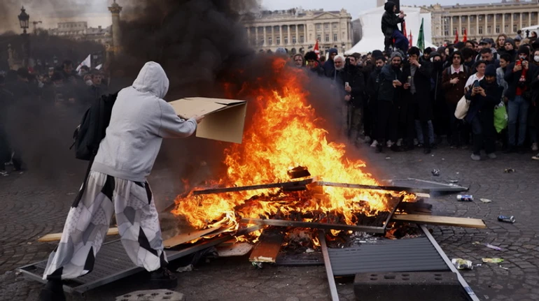 Макрон идет на обострение: как ради пенсионной реформы Франция вошла в политический кризис