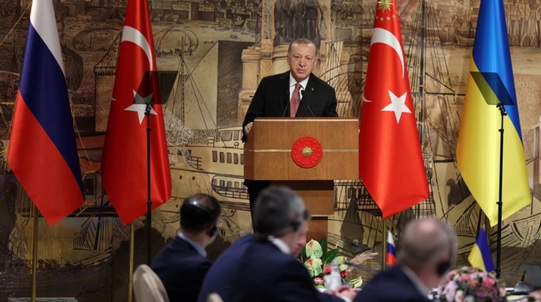 Байрактари та туристи з Росії: яку позицію зайняла Туреччина у нинішній війні