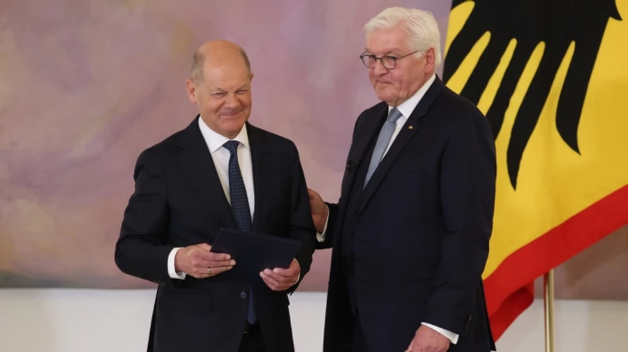 Шольца и его правительство официально уволили в Германии