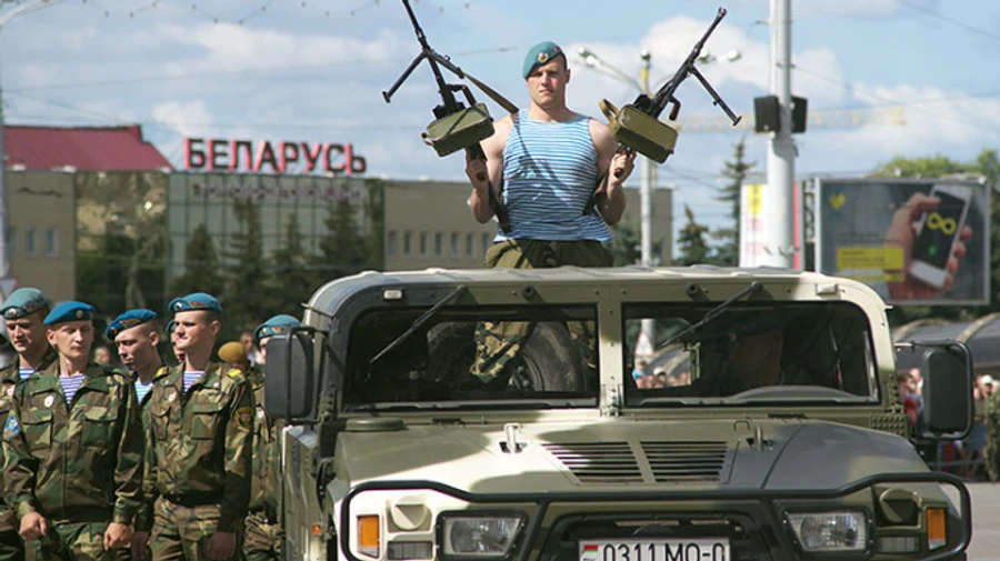 Лукашенко наказав перекинути десантників до західного кордону Білорусі