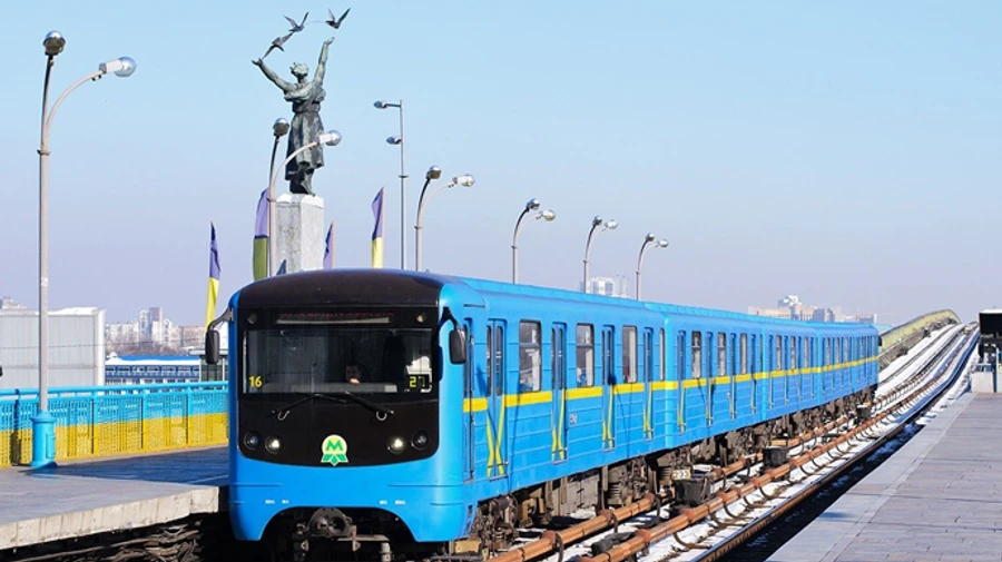 Запуск метро: киянин намагався стрибнути з моста на Дніпрі