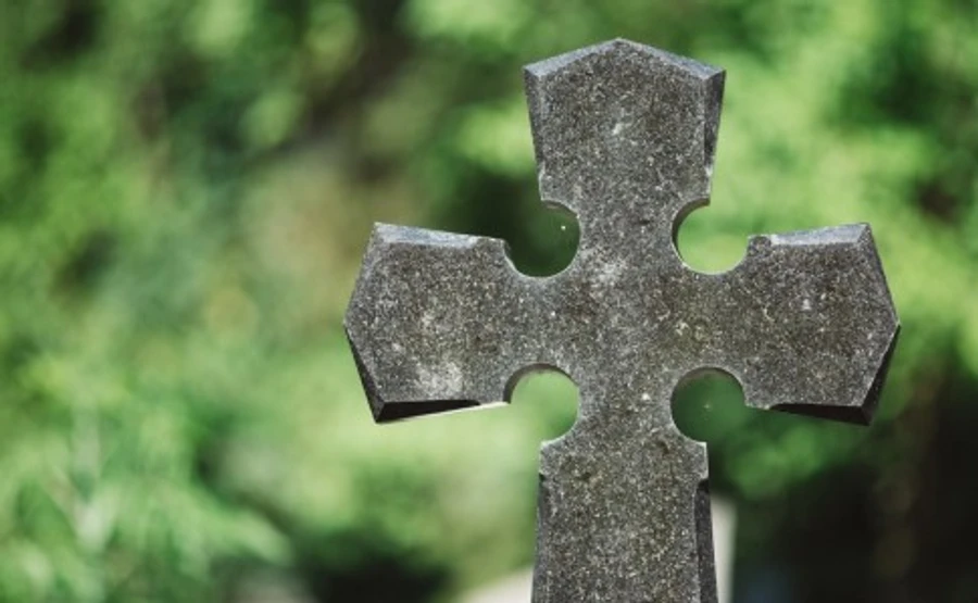 Дистанційні гробки: на Львівщині заборонили ходити на кладовища