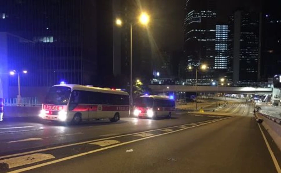 Гонконг: Поліція застосувала сльозогінний газ, троє у важкому стані