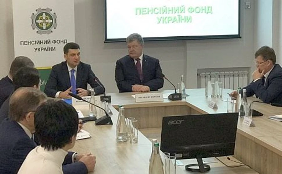 Порошенко поиронизировал, что будет подкупать пенсионеров еще 5 лет