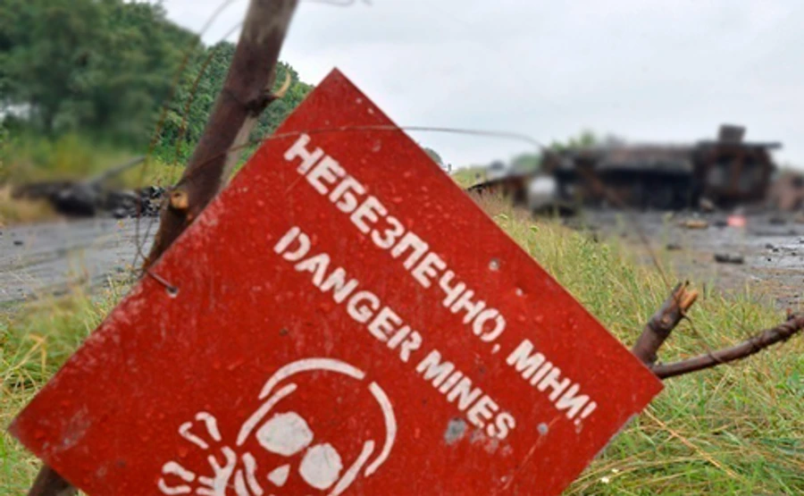 У сірій зоні перед КПП під Мар'їнкою підірвався мікроавтобус. Є загиблі