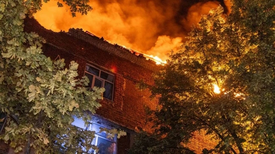 В Харькове из-за удара БпЛА произошел пожар в офисном здании, пострадали два человека