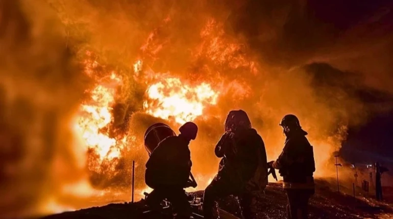 На Киевщине из-за вражеской атаки – пожар в многоэтажке, жителей эвакуируют