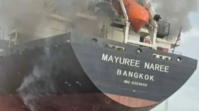 У районі Ормузької протоки обстріляли три судна