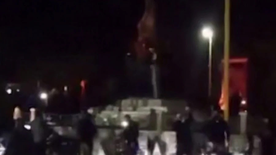 В Сирии повстанцы заявили о контроле города Дараа, снесли памятник Асаду