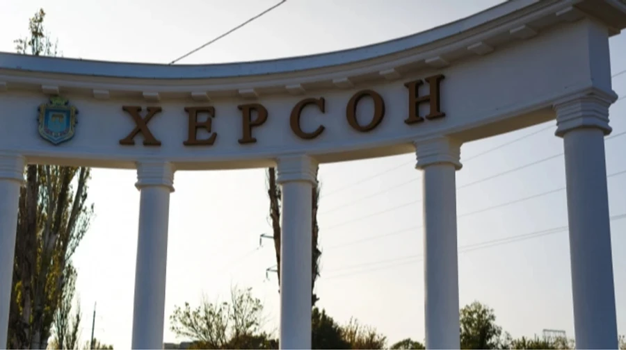 Drone russo ataca carro no centro de Kherson: dois feridos