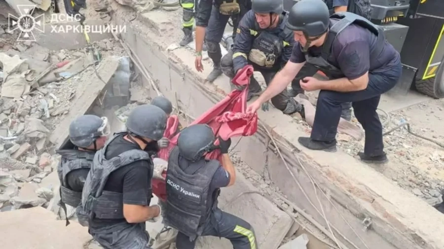 Body of woman recovered from under rubble of village council in Kozacha Lopan – photo