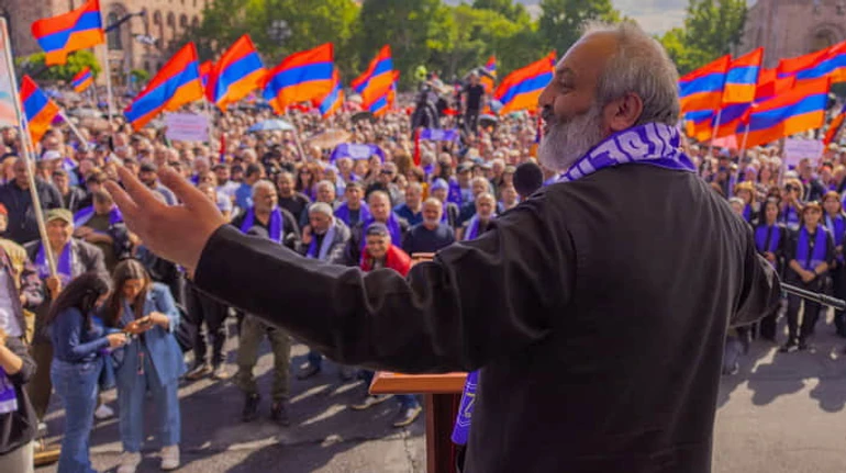 Епископ во главе оппозиции: остановят ли новые протесты разворот Армении на Запад