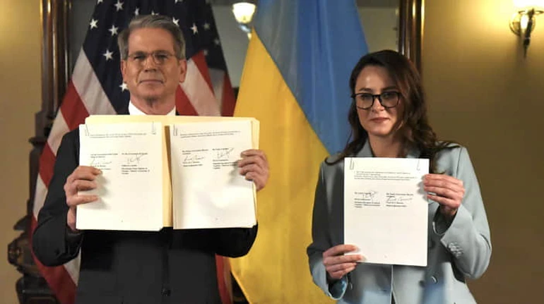 Копалини в обмін на зброю. Що увійшло в угоду України зі США та які ризики лишаються