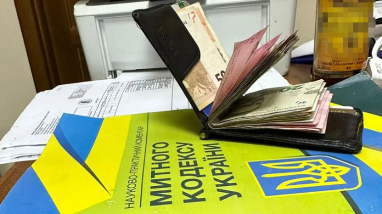 Масштабная схема поборов на Одесской таможне: деньги прятали под плинтусами и туалете