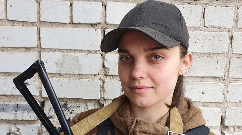 Коли після важких боїв вдалося піти в душ, то не могла підняти руки, так вони трусилися. Історія бойової медикині