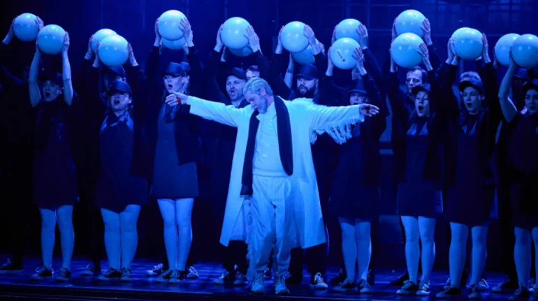 Женщина, выходящая за пределы и друг дьявола Апостол Петр: в Оперете состоялась национальная премьера оперы Луна Карла Орфа