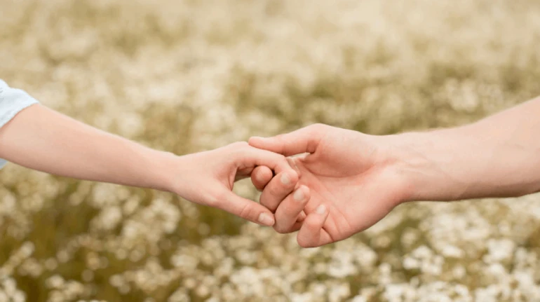 Як зберегти міцні стосунки, коли один з партнерів на війні? 10 питань до психологів