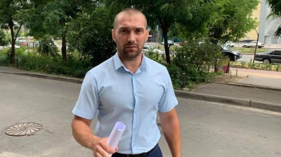 Слідчого ДБР, який заявляв про тиск у справах Порошенка, звільнили