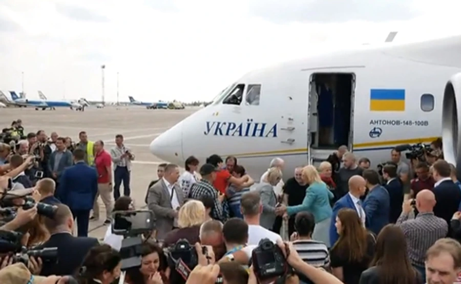 Літак із бранцями Кремля прилетів до Борисполя