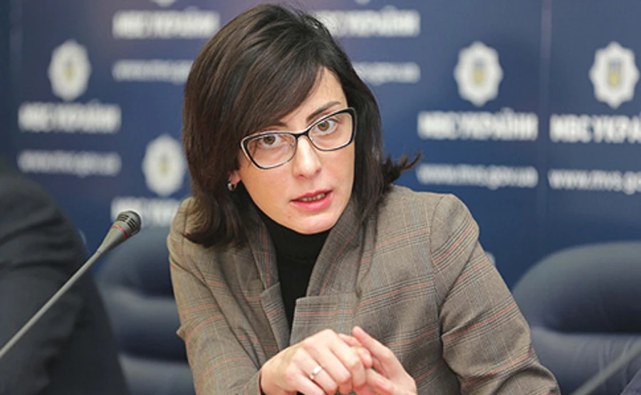 МВС змушують притягнути Деканоізде до відповідальності через мову