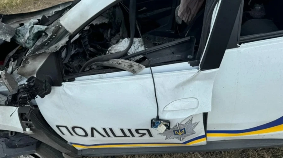 Автомобіль евакуаційної місії підірвався на виїзді з Берислава: загинув поліцейський, 4 поранених