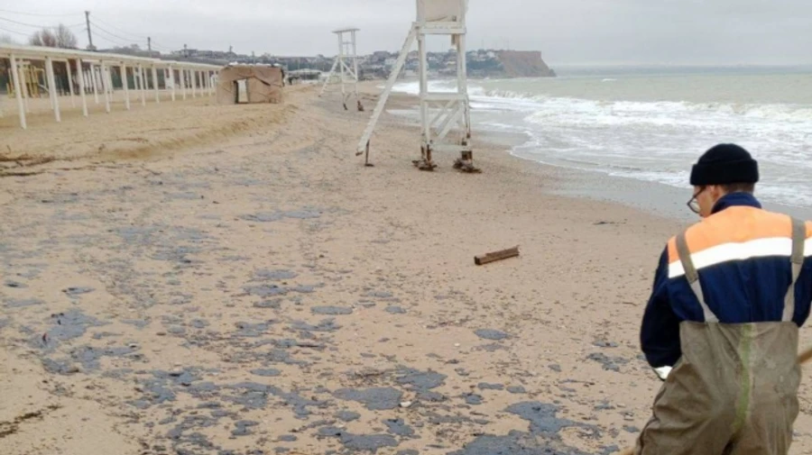 Cleaning fuel oil from Crimean coast is problematic due to Russian military – media outlet