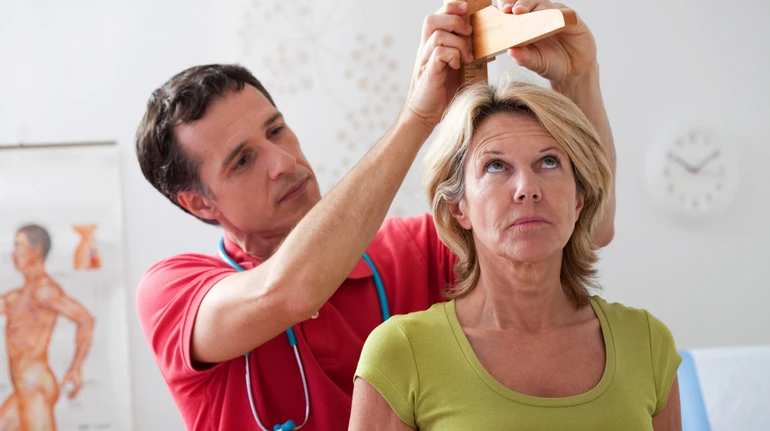 Втрата зросту з віком: лікарка пояснила, коли це тривожний сигнал