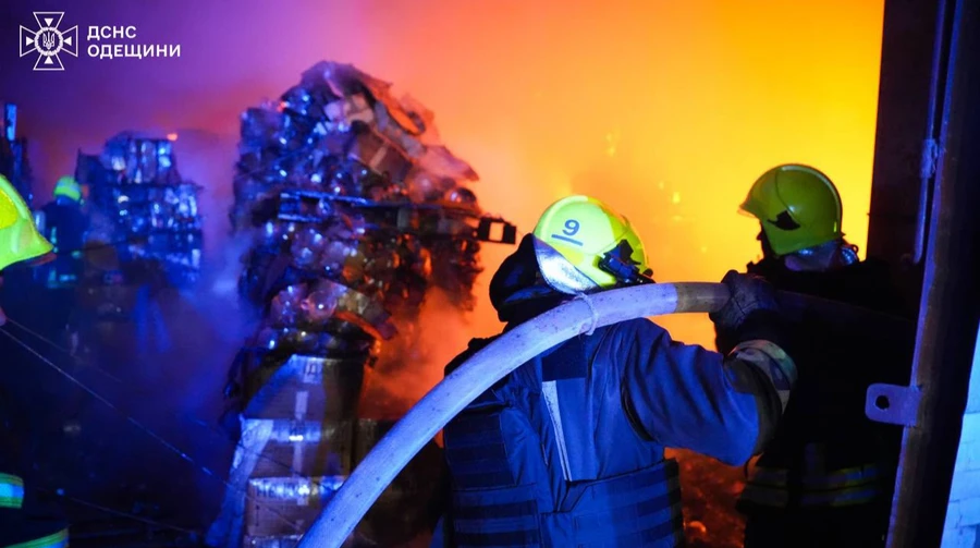 Russian strike on Odesa damages houses and cars – photos, video