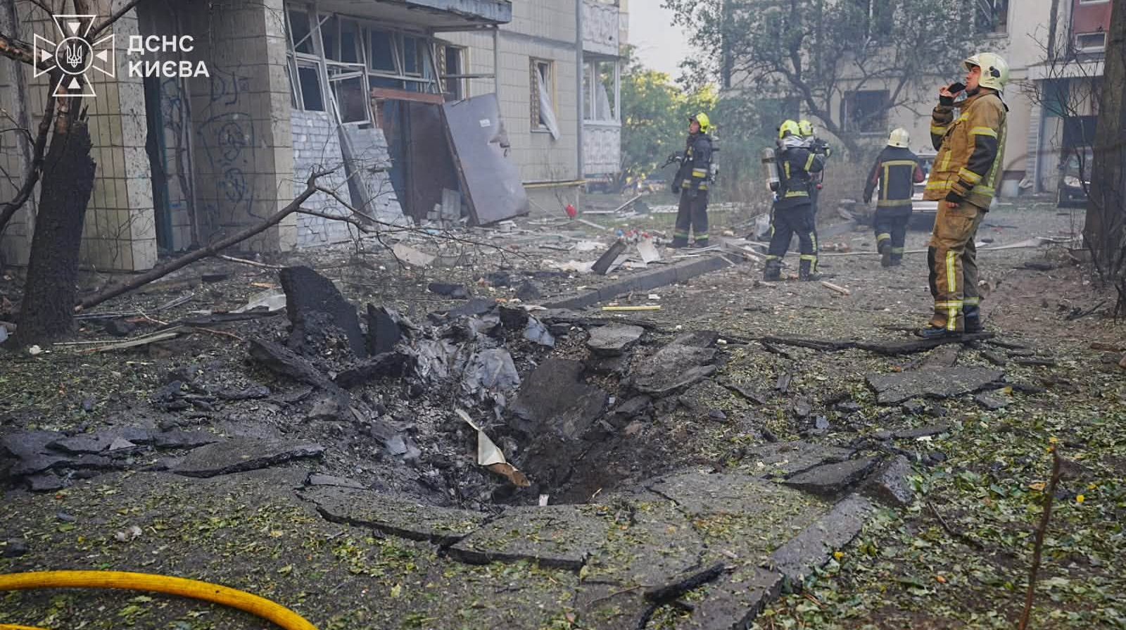 Російський дрон влучив у 9-поверхівку в Києві: є жертва, серед потерпілих – діти