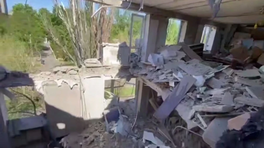 Russia drops two guided aerial bombs on Kherson, destroying upper floors of residential building – video, photos