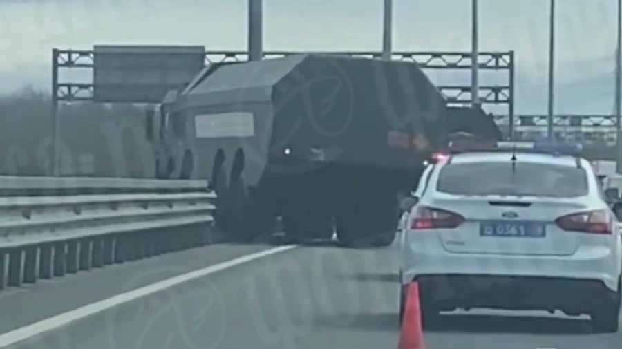 Ракетный комплекс Искандер врезался в ограждение под Петербургом