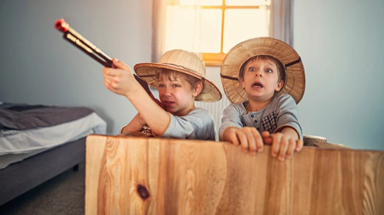 Дозвольте дитині постріляти: чому важливо давати малечі бавитися у війну і коли гру варто зупиняти