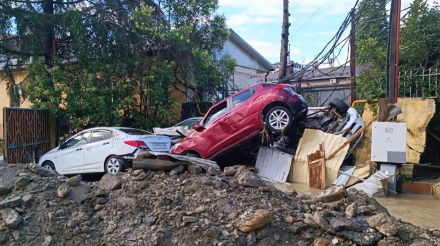 Через зливи в Сочі затоплені будинки, є загибла
