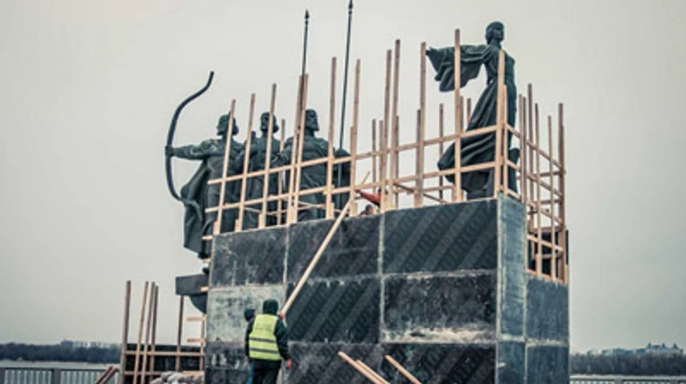 На захисті від русского мира: як рятують українські пам'ятки і чому Київ лишив монумент Незалежності відкритим