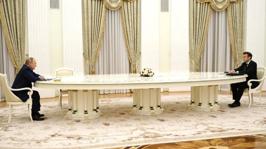 Макрон не погодився на російський ПЛР-тест, тому сидів так далеко від Путіна - ЗМІ