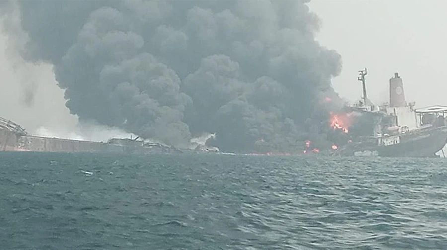 Судно с нефтью взорвалось у берегов Нигерии